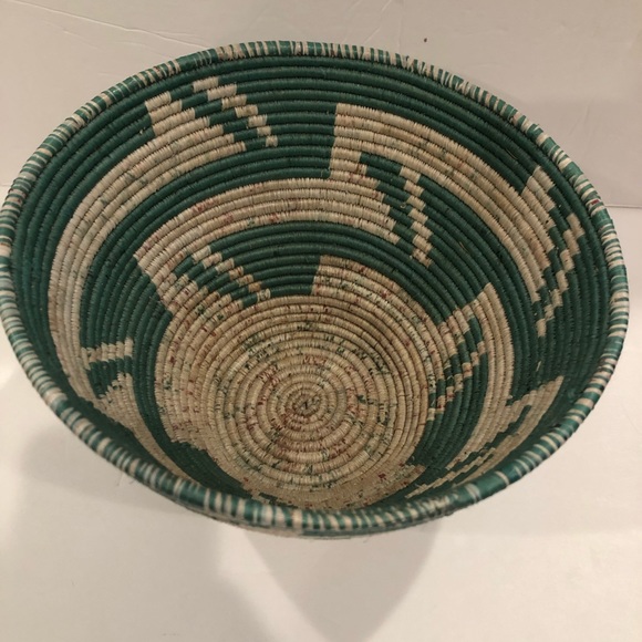 Hand woven basket/planter - Picture 5 of 7